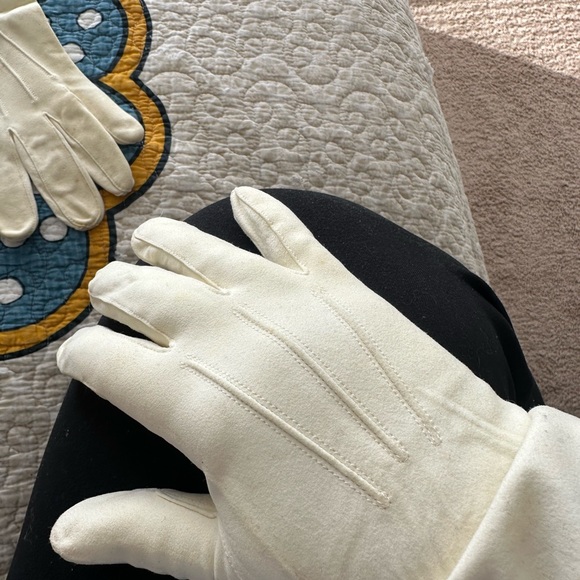 A VINTAGE FIND! Women’s kidskin gloves - Picture 3 of 6
